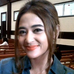 Bosan Tunggu Sidang, Depe Foto-foto dengan Fans