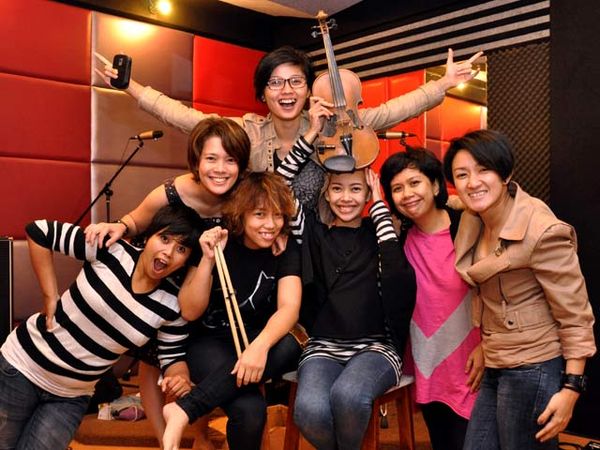 Ngintip SHE Latihan di Studio