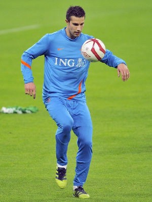 Cedera Ringan, Van Persie Diragukan Tampil Lawan Inggris