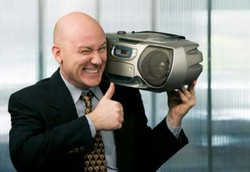 Punya Rekan Kerja Berisik Bagus untuk Kreativitas