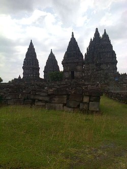 Candi Prambanan, Persembahan untuk Dewa Trimurti