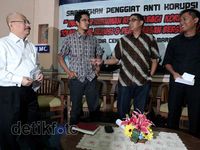 Koruptor Harus Dihukum Berat !