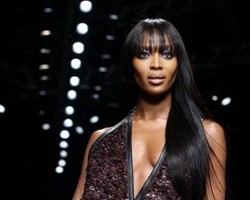 Seksinya Naomi Campbell di Show Roberto Cavalli