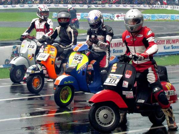 Adu Kecepatan di OMR Vespa Race
