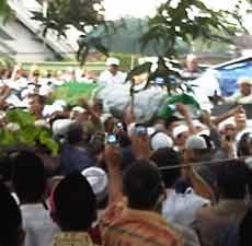 KH Abdullah Faqih Dimakamkan, Ribuan Pelayat Berebut Keranda