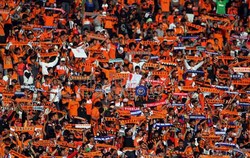 Suporter The Jak Mania memberikan dukungan penuh untuk tim mereka.
