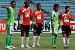 Pemain belakang Mitra Kukar Hamka Hamzah (kiri), terus menjaga pertahanannya dari ancaman pemain depan Persija.