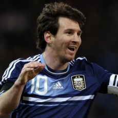 Dan Messi pun Tersenyum Lebar