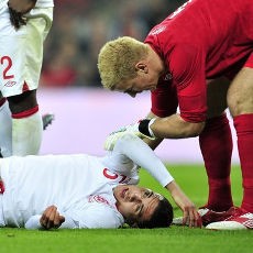 Huntelaar & Smalling Dibawa ke Rumah Sakit Usai Berbenturan