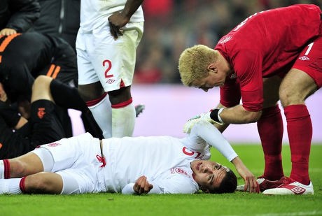 Huntelaar & Smalling Dibawa ke Rumah Sakit Usai Berbenturan