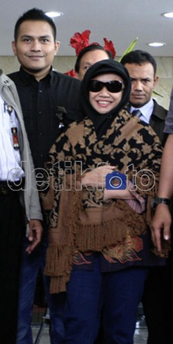 Sidang Belum Dimulai, Nunun Nikmati Pijatan Kuasa Hukum 