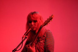 Vokalis Best Coast Terjun Menjadi Perancang Busana