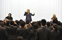 GACKT Beri Kejutan Untuk Lulusan SMA di Jepang