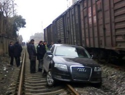 Pria Mabuk Tidak Bisa Bedakan Jalan Aspal dan Rel Kereta