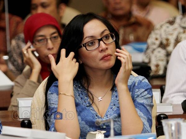 Angie, Tersangka Korupsi Hadir di Rapat Fraksi