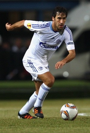 Lewat E-mail, Schalke Tawari Raul Kontrak Baru