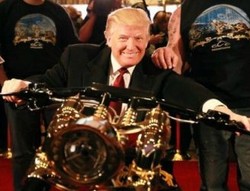 Donald Trump Dihadiahi Chopper Berlabur Emas