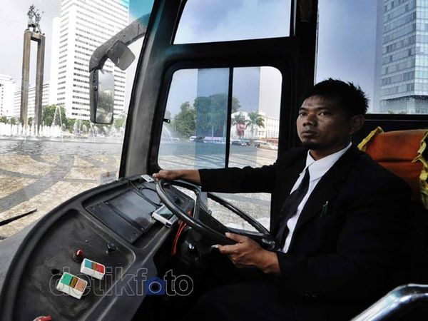 Sik Asikkk...Gaji Sopir Bus TransJ Naik 300 %