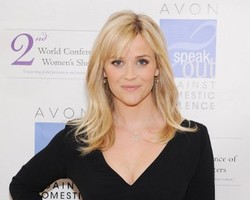 Reese Whiterspoon Pakai Kalung Anti Kekerasan Terhadap Wanita