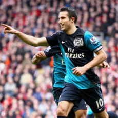 Van Persie Dua Gol, Arsenal Kalahkan Liverpool 2-1
