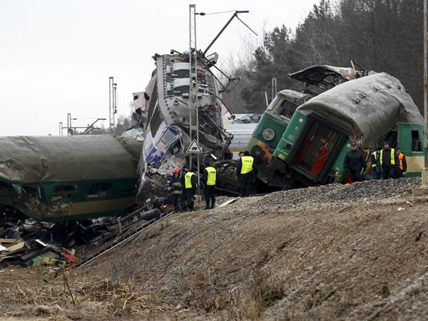 2 KA Adu Muka, 14 Orang Tewas