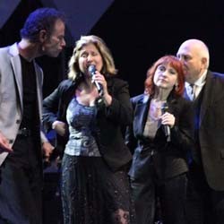 The Manhattan Transfer dan Dave Koz Tampil Memukau