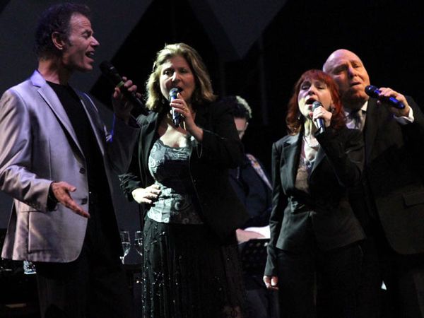 The Manhattan Transfer Tampil Memukau