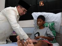 Mensos Santunin Bocah Korban Penusukan di Depok