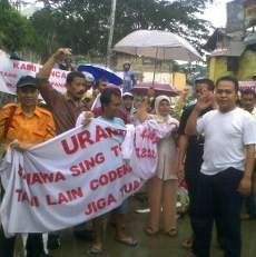 Diguyur Hujan, Warga Jalan Plesiran Gelar Aksi