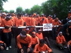 Ribuan Karyawan Blokir Gedung PTPN IX Semarang