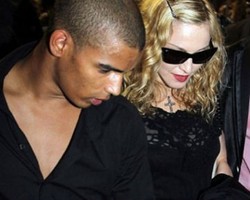 Madonna Digosipkan Akan Nikahi Brondongnya