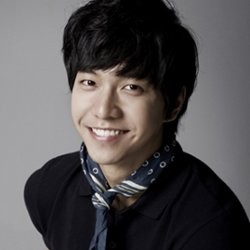 Lee Seung Gi Kunjungi Fans Berusia 7 Tahun yang Sedang Sakit