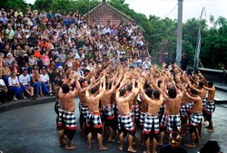 Tari Kecak dan Sunset yang Khas Bali di Uluwatu