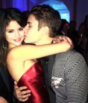 Muah..Justin Bieber Cium Selena Gomez di Pesta Ultah