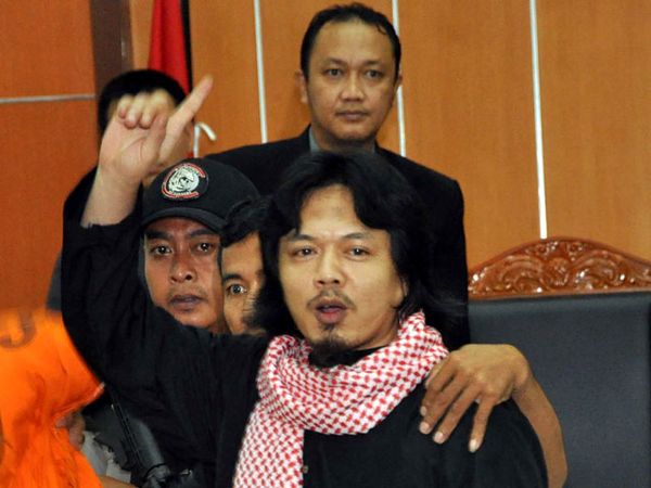Dipenjara 18 Tahun, Otak Bom Buku Tersenyum