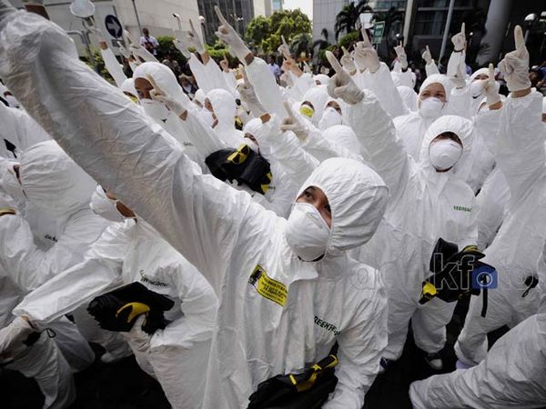 Berbaju Anti Radiasi, Greenpeace Tolak PLTN