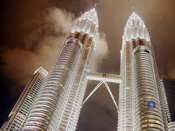 Keindahan Menara Petronas di Malam Hari