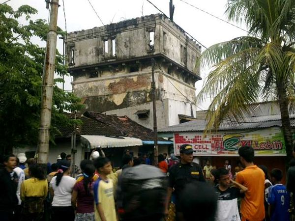 Bangunan Zaman Belanda Ambrol Timpa 4 Rumah