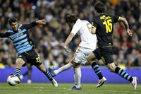 Bermain di Santiago Bernabeu, Senin (5/3/2012) dinihari WIB, tuan rumah baru bisa mencetak gol pertama di menit 23 lewat kaki Cristiano Ronaldo. Sami Khedira kemudian membawa Madrid unggul 2-0 lewat golnya di menit 38. Reuters/Susana Vera.