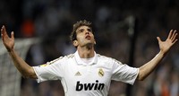 Satu gol dari Kaka di babak kedua kemudian memastikan kemenangan 5-0 untuk tim besutan Jose Mourinho itu. Reuters/Susana Vera.