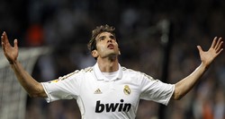 Satu gol dari Kaka di babak kedua kemudian memastikan kemenangan 5-0 untuk tim besutan Jose Mourinho itu. Reuters/Susana Vera.