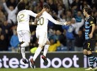 Gonzalo Higuain merayakan golnya bersama Marcelo. Reuters/Susana Vera.