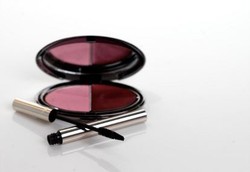 Hampir Separuh Kasus Penyakit Kulit Karena Produk Kosmetik