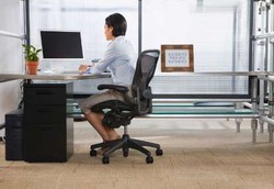 Trik Biar Tubuh Tak Cepat Capek di Kantor