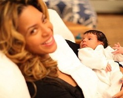 Beyonce Bantu Hapus Stigma Menyusui di Ruang Publik = Pornoaksi