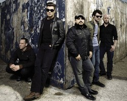 Vokalis Taking Back Sunday Tertimpa Pohon Tumbang