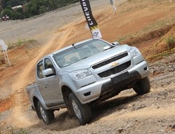 Bermain Offroad dengan Colorado