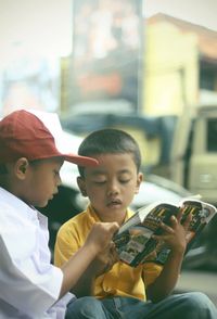 2 Bocah Belajar di Tengah Kemacetan