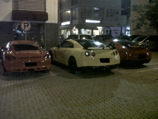 Mobil Mewah Parkir Sembarangan