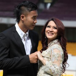 Okie Agustina & Gunawan Foto Prewed di GBK